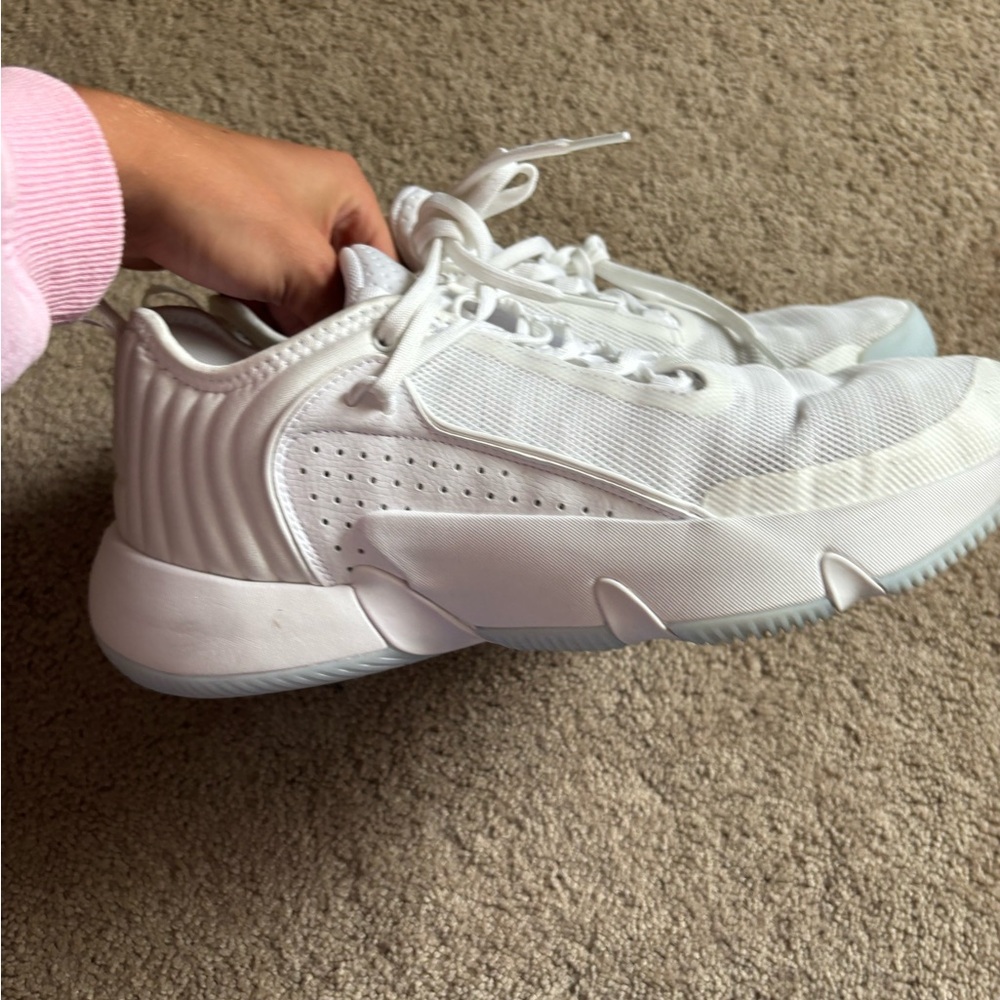 adidas trae young basketball shoes